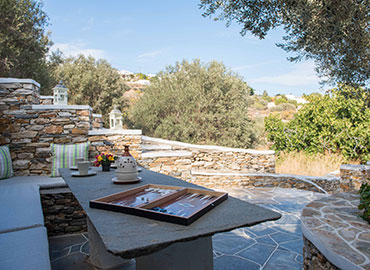 Χτιστό τραπέζι στον κήπο του Rose home στη Σίφνο